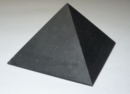 Šungitová pyramída 6 cm Extra kvalitná šungitová pyramída s obsahom šungitu cca 98%. Šungitová pyramída je príkladom synergického účinku vlastností...