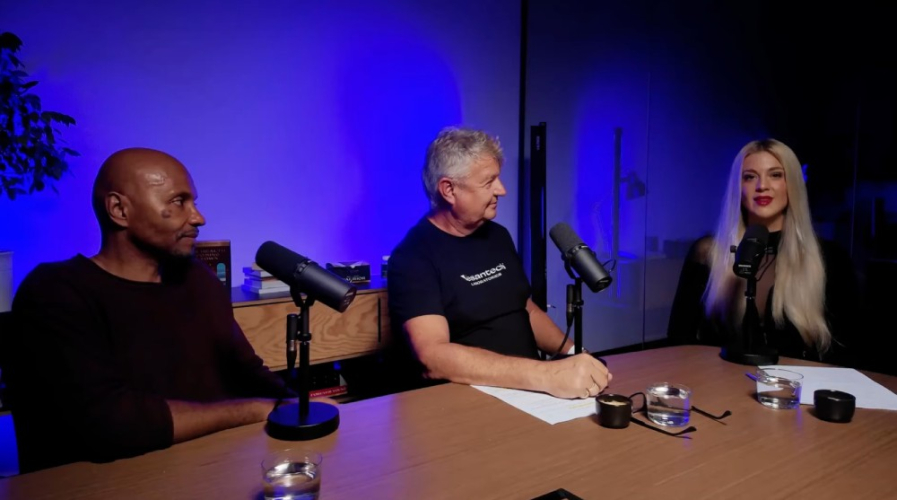 Hostia: Mária Zelinová (moderátorka), Pavol Machnič (publicista, vývojár výživových doplnkov, zakladateľ Blue Zone) a Fredy Ayisi...